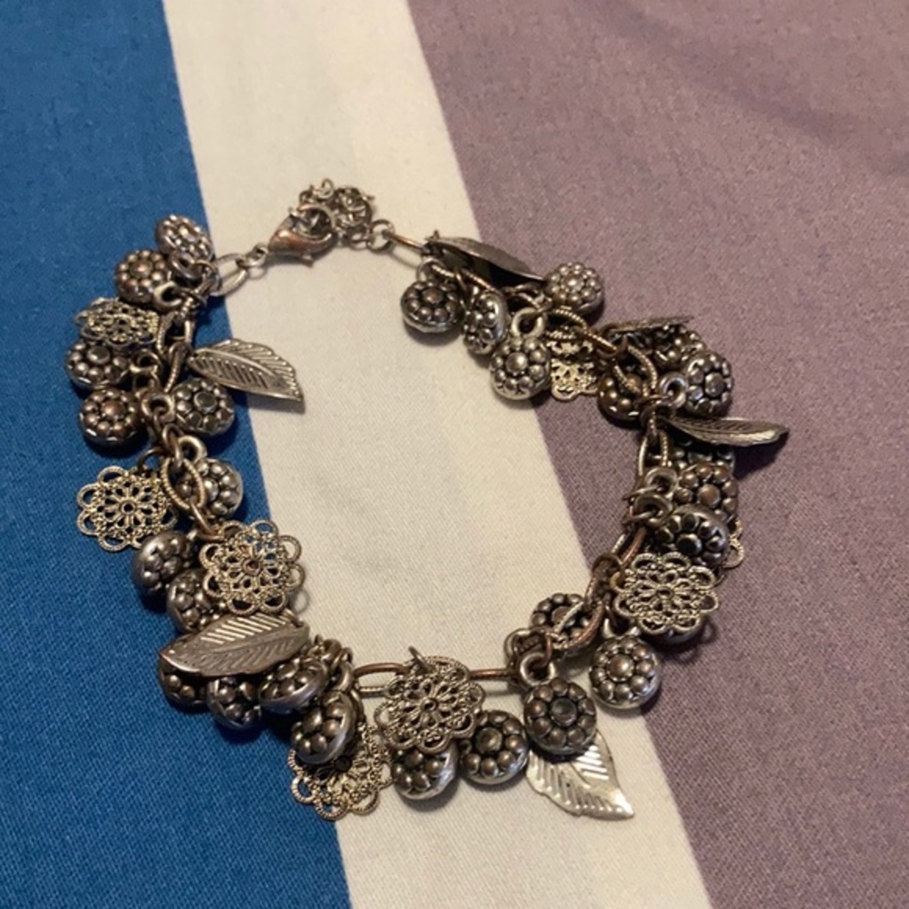4/$20 anthropologie silver flower bracelet